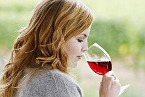 Девушка с вином