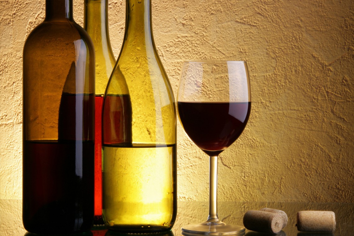 Вино с бокалами